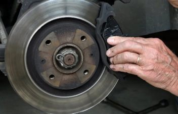 HƯỚNG DẪN CHI TIẾT CÁCH TỰ THAY MÁ PHANH CHO XE Ô TÔ TẠI NHÀ