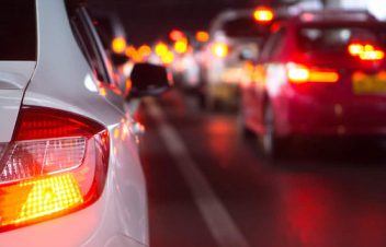 ĐÈN HẬU Ô TÔ LÀ GÌ? CHỨC NĂNG VÀ NGUYÊN LÝ HOẠT ĐỘNG CỦA ĐÈN HẬU Ô TÔ